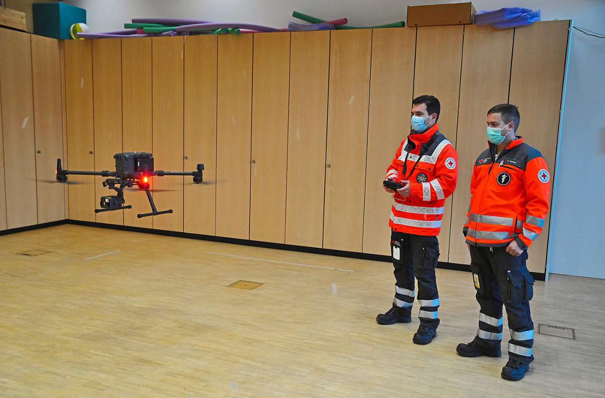 Christian Volk (links) un Manuel Trauner beherrschen den Umgang mit der Drohne. Foto: Reich