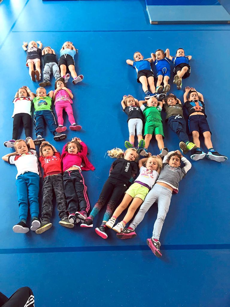 Die Kinderturnkinder schreiben den Namen ihres Vereins mit ihren Körpern auf den Hallenboden: VfR. Fotos: VfR