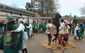 Beim Tanz um das gedreschte Korn wird das Krätzemaale auf den Schultern getragen. Foto: Herzog Foto: Schwarzwälder Bote