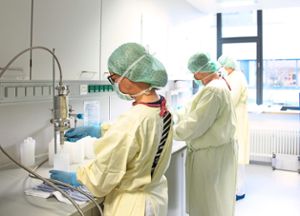 Das Apotheken-Team im Schwarzwald-Baar Klinikum füllt Händedesinfektionsmittel in Flaschen. Foto: Schwarzwald-Baar-Klinikum