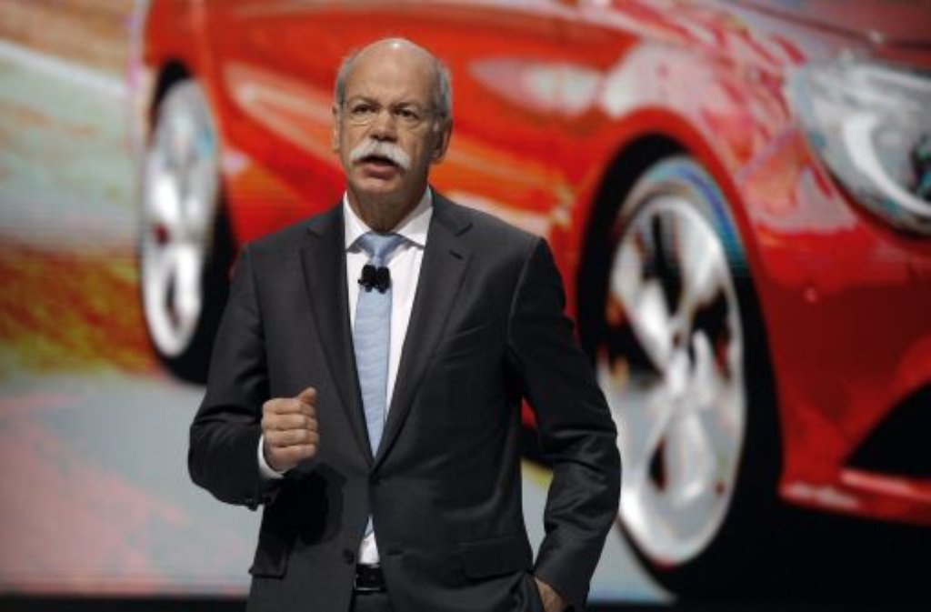 Schon 2012 musste Daimler-Chef Dieter Zetsche (Foto) die Ziele des Autobauers kappen - nun könnte dem Dax-Konzern erneut eine Gewinnwarnung drohen. Auf der Hauptversammlung in Berlin versah Zetsche die aktuelle Prognose zumindest mit einem Fragezeichen. Foto: dpa/AP
