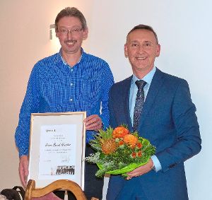 Bernd Wurster (links) ist seit 25 Jahren bei der Schwarzwaldwasserversorgung. Gerhard Feeß gratuliert dem Jubilar.  Foto: Bechtle Foto: Schwarzwälder-Bote