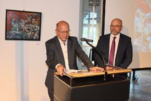 Kreisarchivar Bernhard Rüth (links) führt ein Kunstgespräch mit Tobias Kammerer. Im Hintergrund links: ein Frühwerk des Künstlers mit dem Titel Bauernkrieg. Foto: Steinmetz