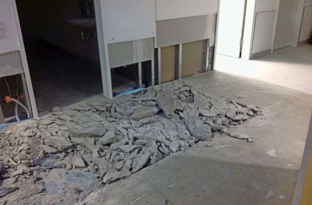 Auf der Suche nach einem Leck in der Leitung wurde im Klinikum der Boden aufgerissen. Foto: Stadt Stuttgart
