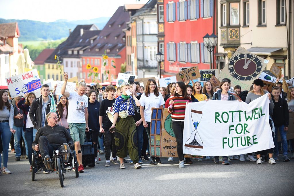 Rund 300 Menschen beteiligen sich am Freitag an der Klimaschutz-Demonstration in Rottweil. Fotos: Nädele