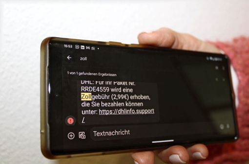 Eine Einwohnerin des Schwarzwald-Baar-Kreises hält ihr Handy in der Kamera. Darauf zu sehen: eine der Fake-SMS. Diese machen  gerade die Runde. Foto: Strohmeier