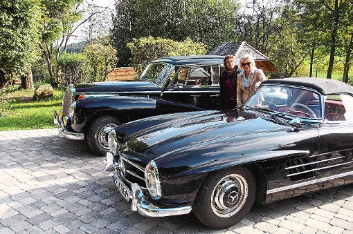 Automobile Wertstücke sind der 300 SL Roadster (vorne) und der Adenauer-Mercedes 300. Foto: Heimpel Foto: Schwarzwälder-Bote