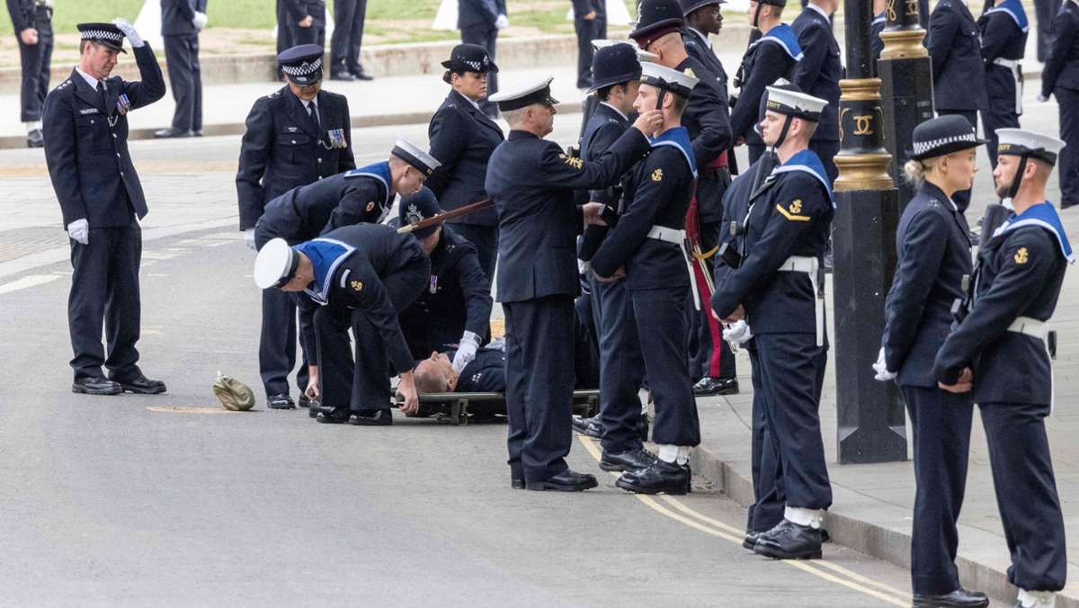 Kreislauf-Kollapse häufen sich: Polizist bricht vor Queen-Beerdigung zusammen