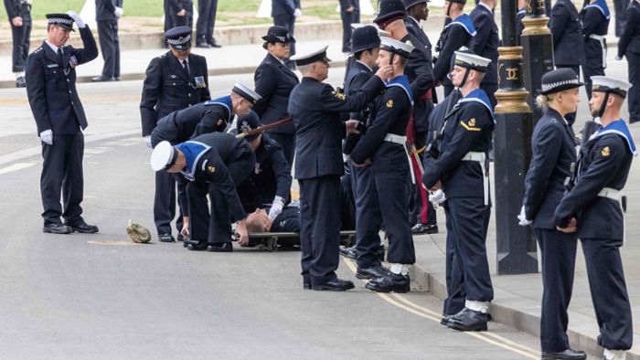 Polizist bricht vor Queen-Beerdigung zusammen