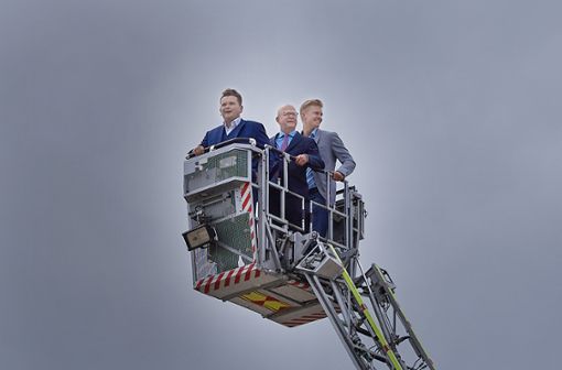 Das ist ein Bild mit Symbolcharakter: Drei FDPler schweben über der Feuerwehr Horb in der voll ausgefahrenen Drehleiter.  Foto: Lück