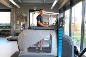 Mit Methoden aus der Raumfahrt trainiert Scott Wernet bei Körperbau in Balingen mit einem Gerät, das sein Körpergewicht reduziert. Foto: Kauffmann