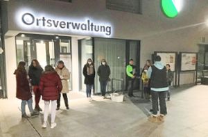 Bei der Ankunft am Mittwochabend in Rötenberg gab’s nach stundenlanger Fahrt keine große Begrüßung, sondern eine schnelle Verteilung der Angekommenen auf die Quartiere. Foto: Gemeinde Aichhalden