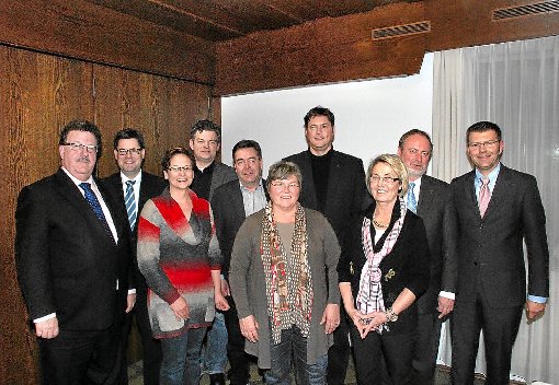 Die Delegierten der Kreis-CDU mit Bundestagsabgeordnetem Hans-Joachim Fuchtel (links) und dem Europaabgeordneten  Daniel Caspary (rechts) Foto: Eberhardt Foto: Schwarzwälder-Bote