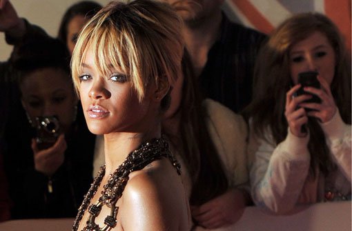 Zusammen mit dem Modelabel River Island stellt die Sängerin Rihanna bei der Fashion Week in London ihre erste eigene Kollektion vor. Sie ist bei weitem nicht der erste Promi, der sich ins Modedesign vorwagt ... Foto: dpa