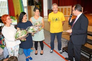 Bürgermeister Holder (rechts) überreichte Geschenke an das Ehepaar Kathrin (links) und Dirk Seifert (zweiter von rechts).  Foto: Köncke Foto: Schwarzwälder Bote
