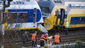 Züge stoßen frontal zusammen - Eine Tote, 117 Verletzte