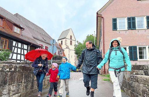 Susanne Ammann (links) vom Förderverein für krebskranke Kinder Tübingen kommt aus Calw. Sie begleitet Lara und die Familie Schwämmle bei der Wanderung. Foto: Zoller