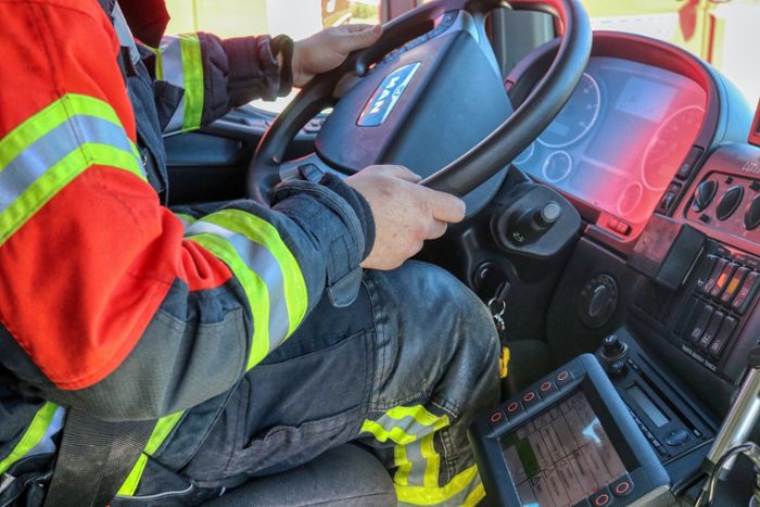 Feuerwehr rückt aus: Holzofen entzündet in Nusplingen um ein Haar Zwischendecke