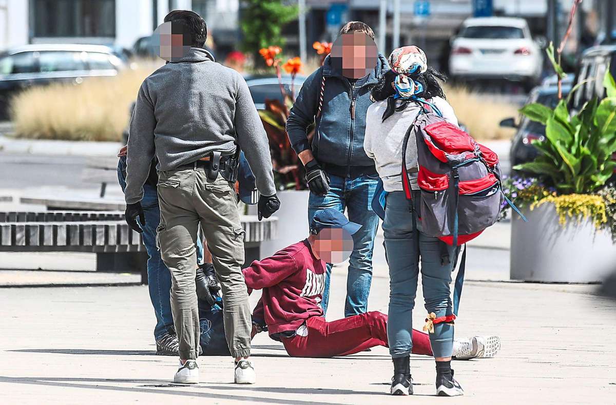 Die Kriminalpolizei hat diesen jungen Mann mitten auf dem Marktplatz in Schwenningen festgenommen. Foto: Eich