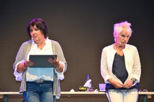 Machen ihre ersten Schritte im Online-Dating: Petra Binder (links) und Doris Reichenauer als Dui do on de Sell. Foto: Rousek
