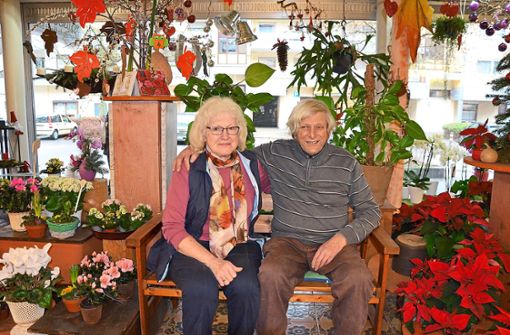 Auch wenn Elisabeth und Bernhard Schäfer nach über 40 Jahren auf dem Rentnerbänkle Platz nehmen können, fällt ihnen der Abschied von ihrem Blumenladen nicht leicht. Foto: Kaletta