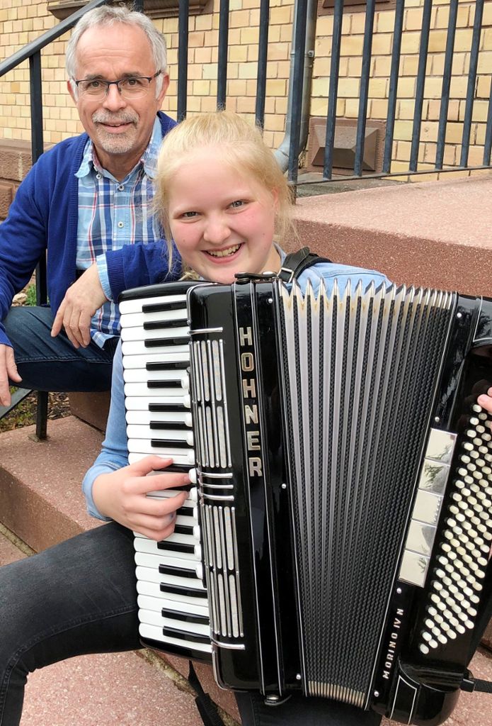 Mia Schmid  mit Lehrer Uwe Rapp  Fotos: Musikschule
