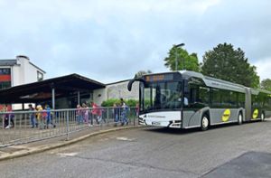 Beim Busfahrplan wird es  einige Änderungen geben – im Bild die Grundschule in Bisingen. Foto: Gern