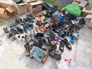 Warme Schuhe aus dem Zollernalbkreis packen die Helfer in Griechenland aus, weitere sollen folgen. Foto: privat Foto: Schwarzwälder Bote