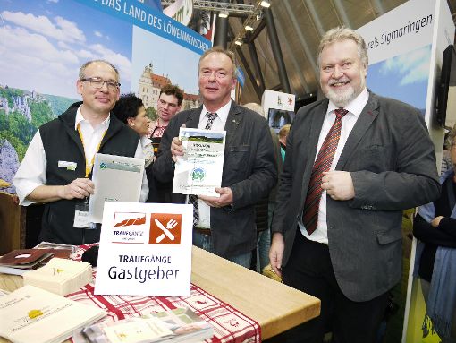 Martin Roscher, Klaus Konzelmann und Jochen Becker (von links) präsentieren die Urkunde zum verbesseren Wanderweg. Foto: Eyrich