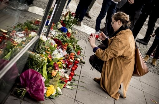 In Stuttgart legten Menschen vor dem Französischen Generalkonsulat am Berliner Platz Blumen und Kerzen ab. Foto: Lichtgut/Leif Piechowski