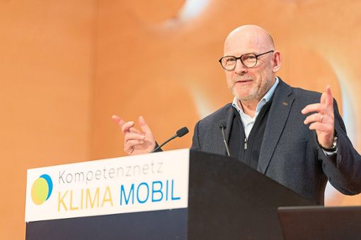 Verkehrsminister Winfried Hermann gibt die ausgewählten Modellkommunen bekannt. Foto: Ministerium