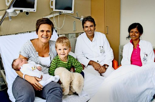 Bettina Wassermann und Elian freuen sich über die kleine Pauline. Foto: Marienhospital