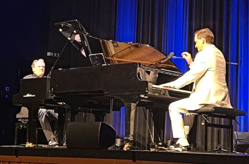 Das sympathische Showpianisten-Duo David & Götz überzeugte in der Baiersbronner Schwarzwaldhalle mit  Professionalität und musikalischem Können. Foto: Monika Braun