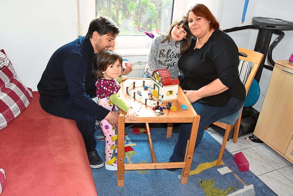 Elisa und Mia spielen gerne Playmobil – eingespannt in eine Steh-Orthese kann Elisa sogar am Spieltisch stehen.