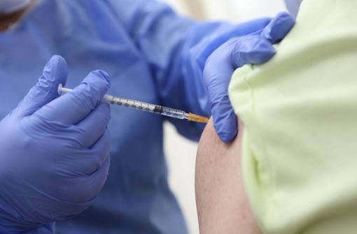 Werks- und Betriebsärzte könnten die Impfkampagne mit hoher Geschwindigkeit vorantreiben. Foto: dpa/Matthias Bein
