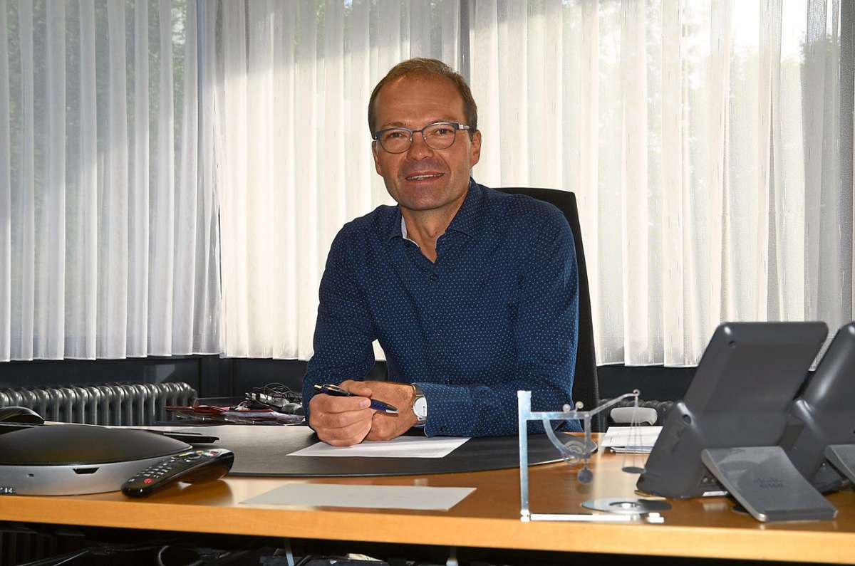 Matthias Bodmer sitzt an seinem Schreibtisch. Er ist der neue Leiter der Philipp-Matthäus-Hahn-Schule in Balingen. Foto: Reich