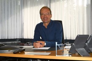 Matthias Bodmer sitzt an seinem Schreibtisch. Er ist der neue Leiter der Philipp-Matthäus-Hahn-Schule in Balingen. Foto: Reich Foto: Schwarzwälder Bote