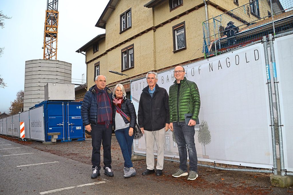 Das Investoren-Ehepaar Reinhold und Heike Fleckenstein mit den Architekten Horst Walz und Roman Benz (von links) vor dem alten Nagolder Bahnhof, dessen Sanierung Ende 2019 abgeschlossen sein soll.