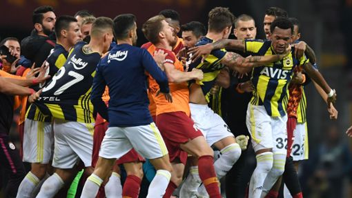 Traditionell hitzig geht es beim Derby zwischen Galatasaray und Fenerbahce Istanbul zu. Nun pausiert die türkische Liga. Foto: AFP/OZAN KOSE