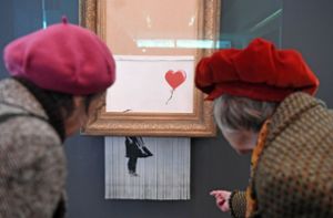Ein Werk, das sich selbst zerstörte: Mit „Love is in the bin“ wurde Banksy auf einen Schlag so richtig berühmt. Dabei weiß keiner, wie er aussieht. Foto: AFP/ULI DECK