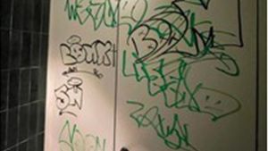 Die öffentlichen Toiletten am Bahnhof in Rottenburg wurden mit Graffiti beschmiert. Foto: WTG Rottenburg