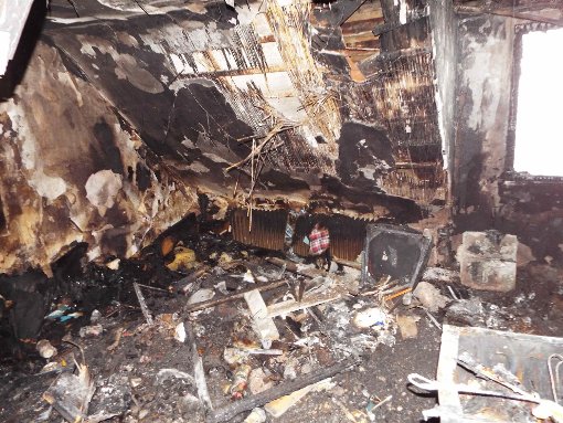 Das kleine Appartement ist völlig ausgebrannt  und  das Fenster geborsten. Im Dach klafft ein großes  Loch.  Foto: Vaas Foto: Schwarzwälder-Bote
