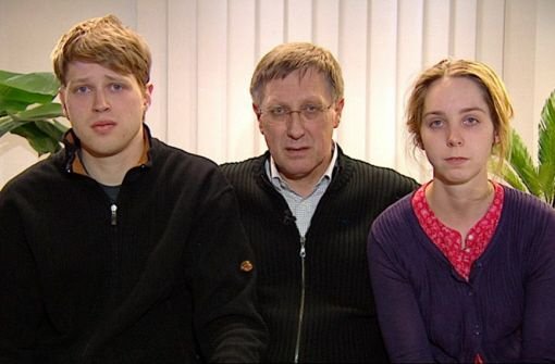 Die Familie von Maria Bögerl richtete am Mittwochabend einen verzweifelten Appell an die Entführer: Sohn Christoph (24), Ehemann Thomas und Tochter Carina (27). Foto: dpa