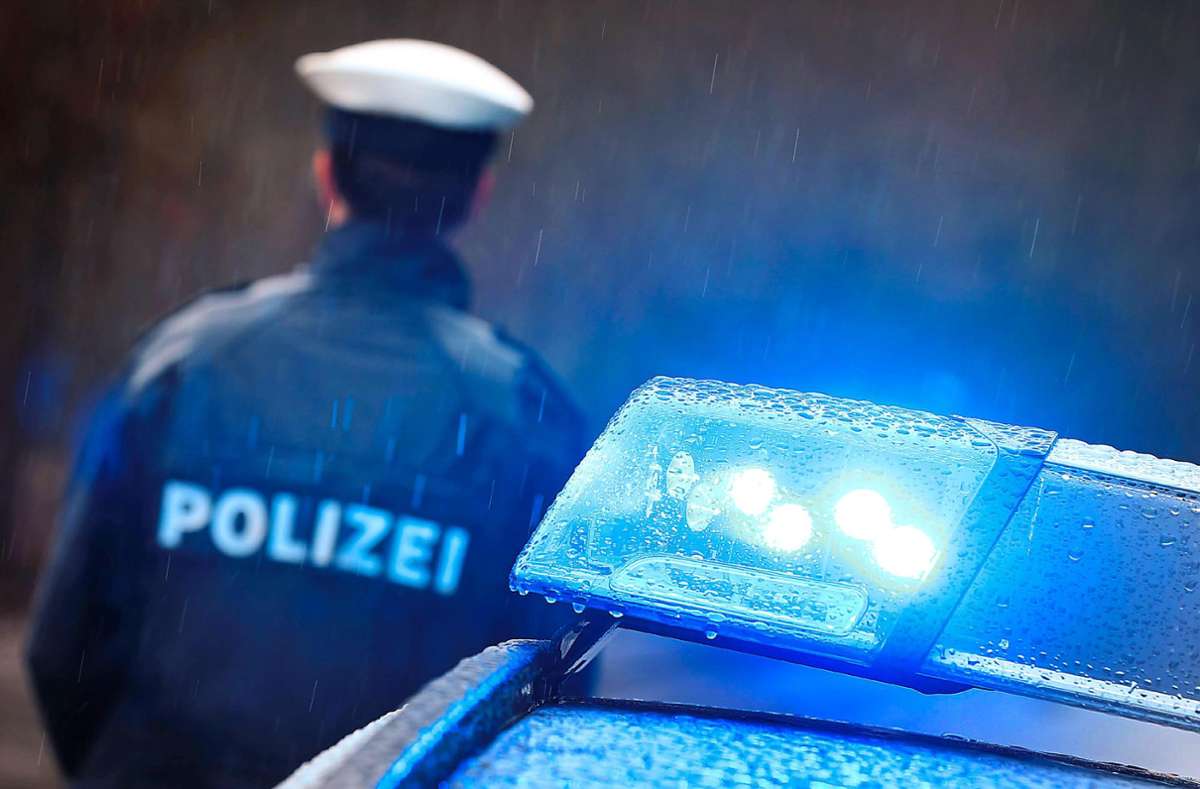 Unfall auf B 463 bei Wildberg: Polizei sucht nach Fahrer eines schwarzen Kleinwagens