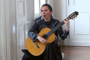Johanna Beisteiner ist auf der Gitarre eine Meisterin ihres Fachs. Foto: Beyer Foto: Schwarzwälder Bote