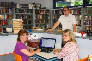 Nach zwei Jahren Planung ist die Bibliothek der Realschule Nagold kurz vor der Fertigstellung. Holger Schröder (hinten) mit Christina Grimm und Carola Müller (vorne von links).Foto: Schnierle Foto: Schwarzwälder-Bote