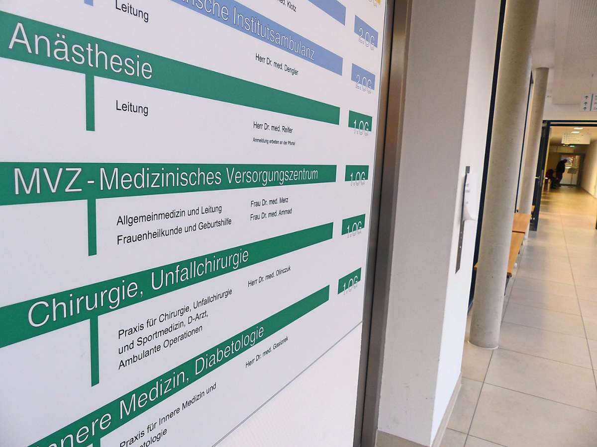 Ein Bild aus besseren Zeiten: Auf der Hinweistafel im Horber Krankenhaus sind unter dem Punkt MVZ noch Ärztenamen zu lesen. Mittlerweile sind beide Praxen seit vielen Monaten nicht mehr besetzt. (Archivfoto)
