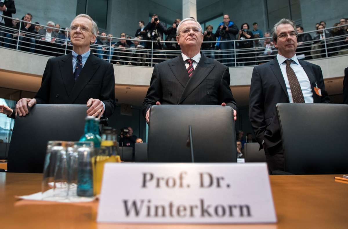 2017 sagte Martin Winterkorn (Mitte) vor dem Bundestag aus. (Archivbild) Foto: dpa/Bernd von Jutrczenka