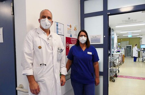 Chefarzt Jens Döffert und Anke Till, Bereichsleiterin Intensivpflege, vor der Intensivstation am Calwer Klinikum. Foto: Bernklau