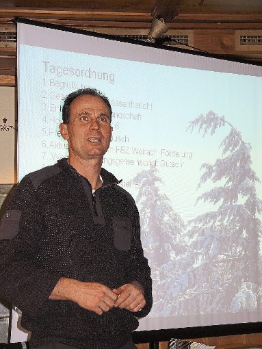 Revierförster Frank Werstein informierte die Mitglieder der FBG über Vorteile des freiwilligen Landtauschs. Foto: Jehle Foto: Schwarzwälder-Bote